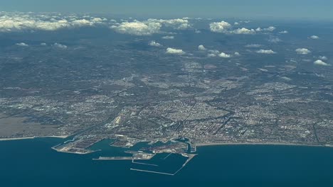 Vista-Aérea-Alta-De-La-Ciudad-Y-El-Puerto-De-Valencia,-España,-Tomada-Desde-Una-Cabina-De-Avión-A-5000-M-De-Altura.