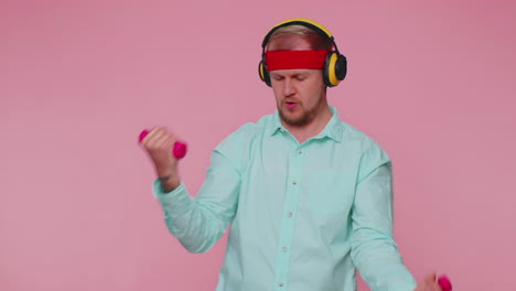 hombre haciendo ejercicios de pesas de fitness, escuchando música en auriculares, practicando pilates atención médica