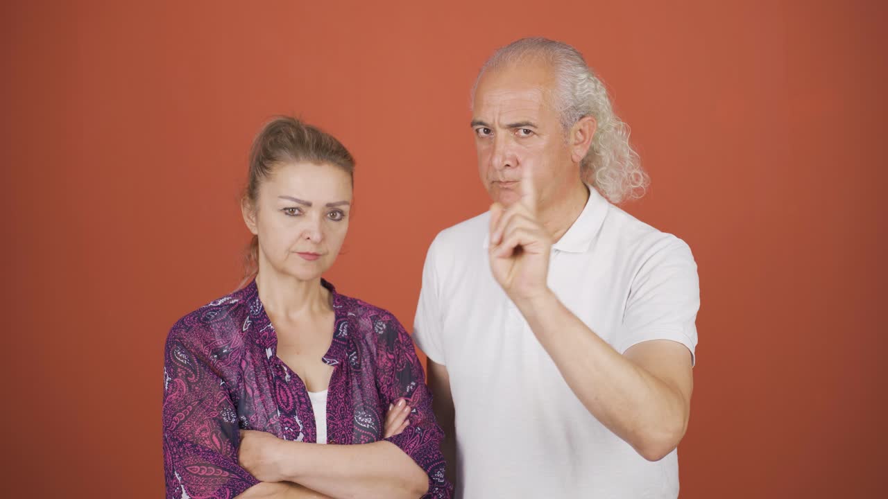 la pareja con una severa advertencia.