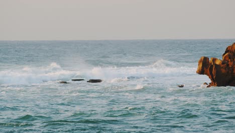 Big-Wave-Crush-über-Den-Felsen-Am-Indischen-Ozean,-Durban,-Kwazulu-Natal,-Südafrika