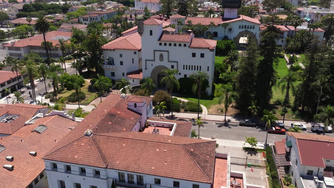 asombroso establecimiento de un avión no tripulado disparado sobre el juzgado del condado de santa bárbara