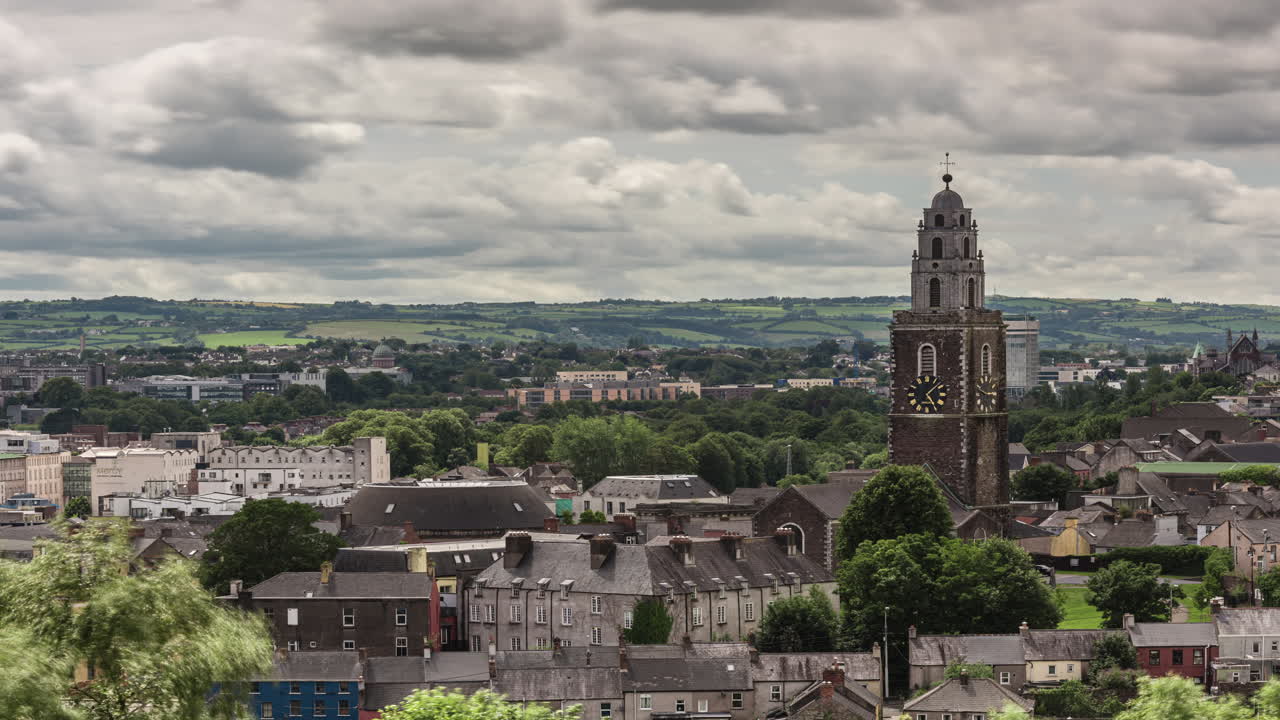 4k timelapse de cork city, irlanda con vistas a las campanas de shandon y ucc