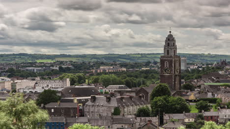 4k timelapse de cork city, irlanda con vistas a las campanas de shandon y ucc