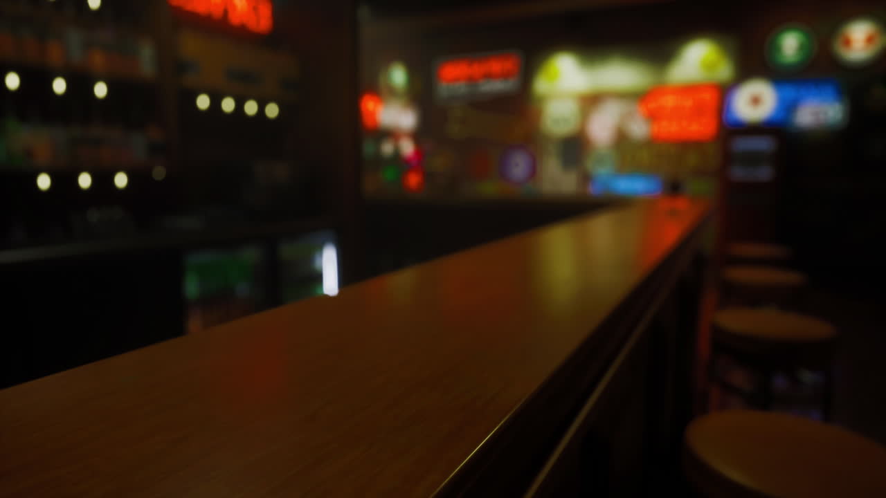 밤에는 레트로 표지판이 있는 아한 바의 따뜻한 분위기