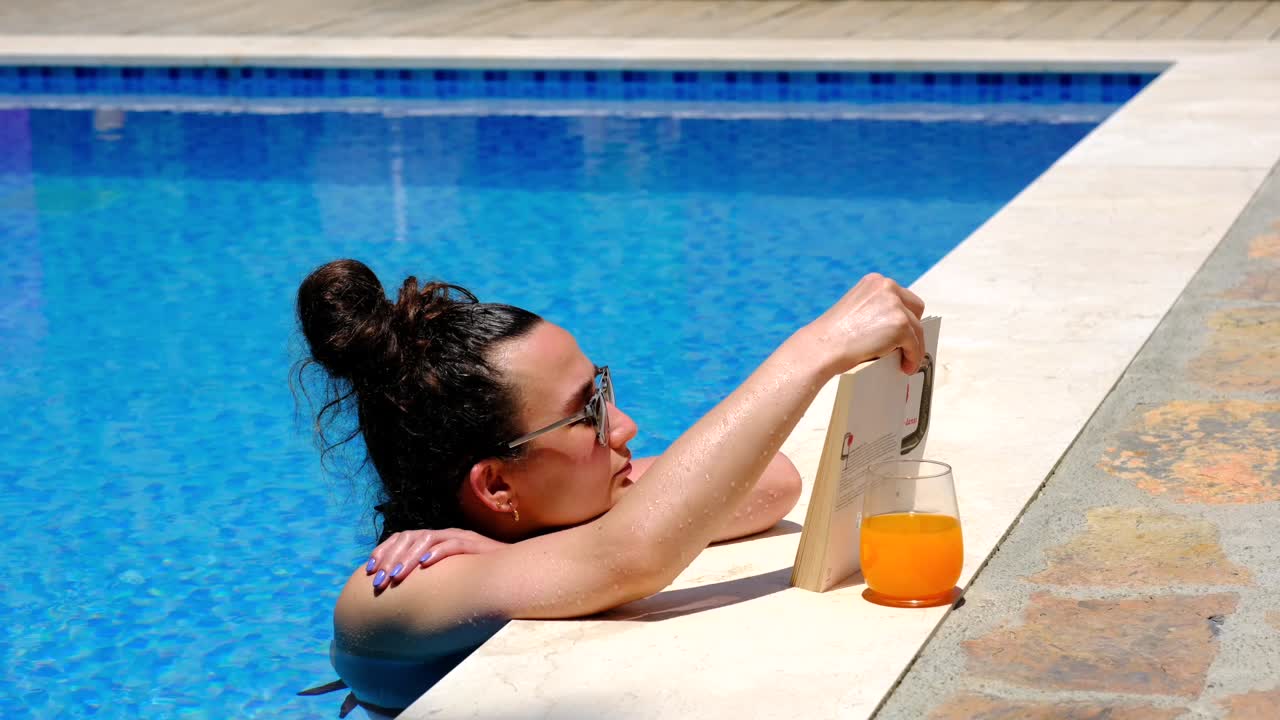 frau, die ein buch am pool liest