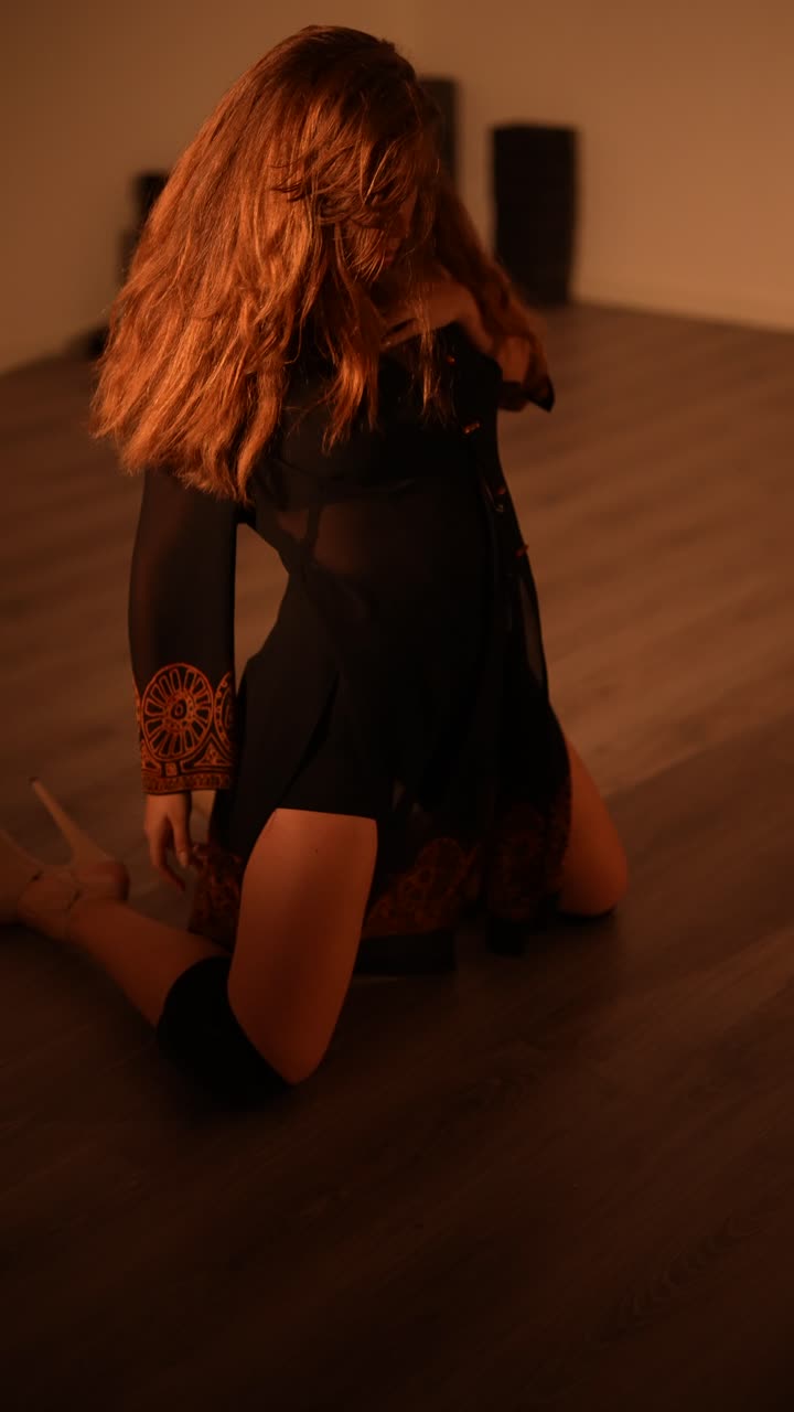 Ballerina in abito nero