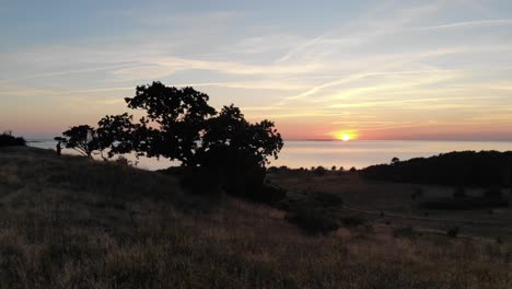 Vista-Aérea-A-Través-De-Sejerøbugten-Con-Hermosa-Puesta-De-Sol