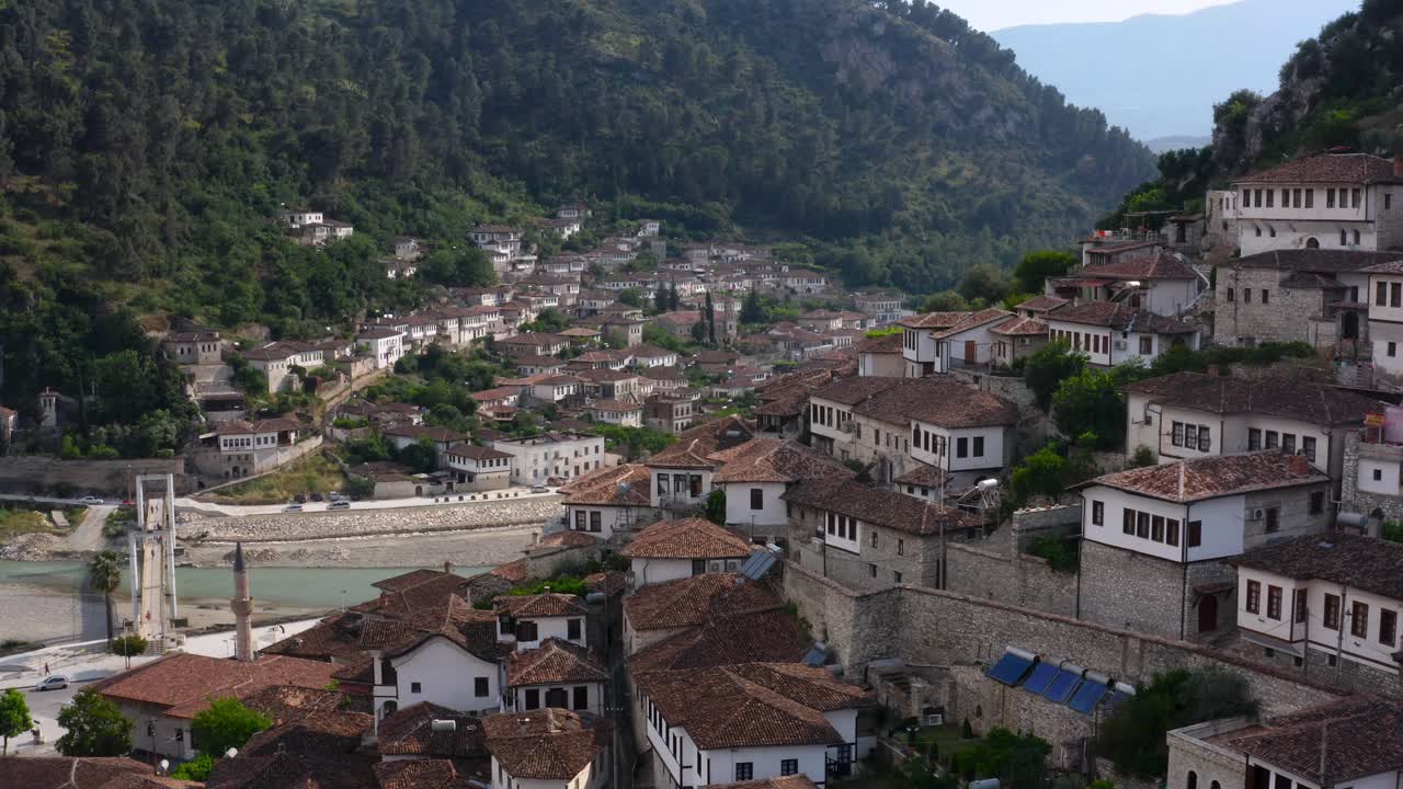 Vista aerea panoramica della pittoresca e antica città di Berat, patrimonio UNESCO, e di costruzioni abitative