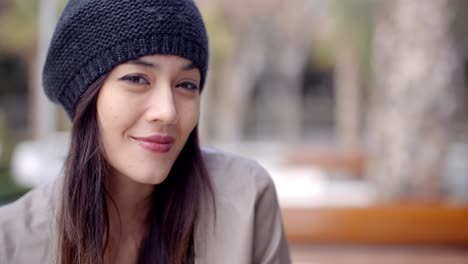 Linda-Mujer-Joven-Sonriente-Con-Gorro-De-Punto