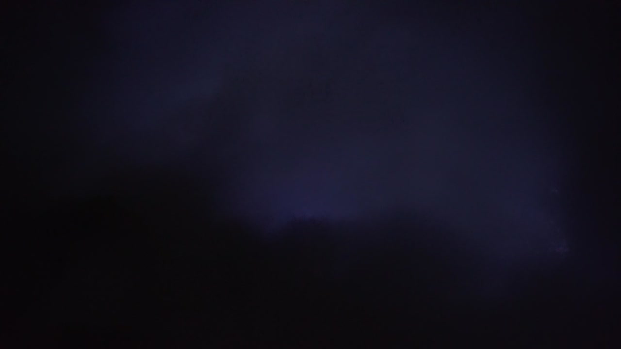 Niebieski siarkowy ogień wulkanu Kawah Ijen.