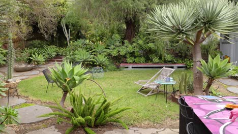 un tranquilo camino de jardín con plantas exuberantes