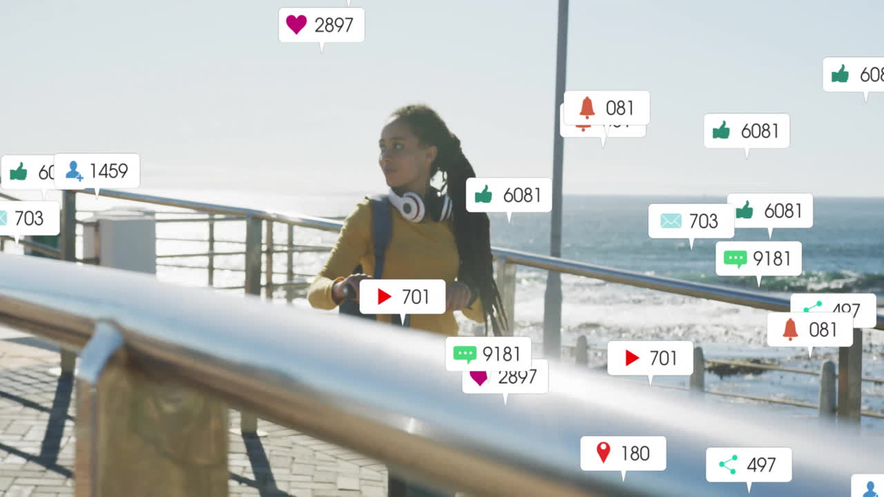 notificaciones de las redes sociales animación sobre una mujer caminando por el paseo marítimo