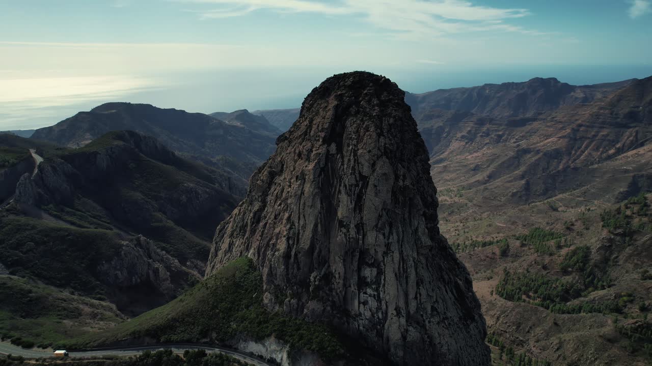 Vista aerea del pinnacolo vulcanico Roque de Agando a La Gomera, Isole Canarie