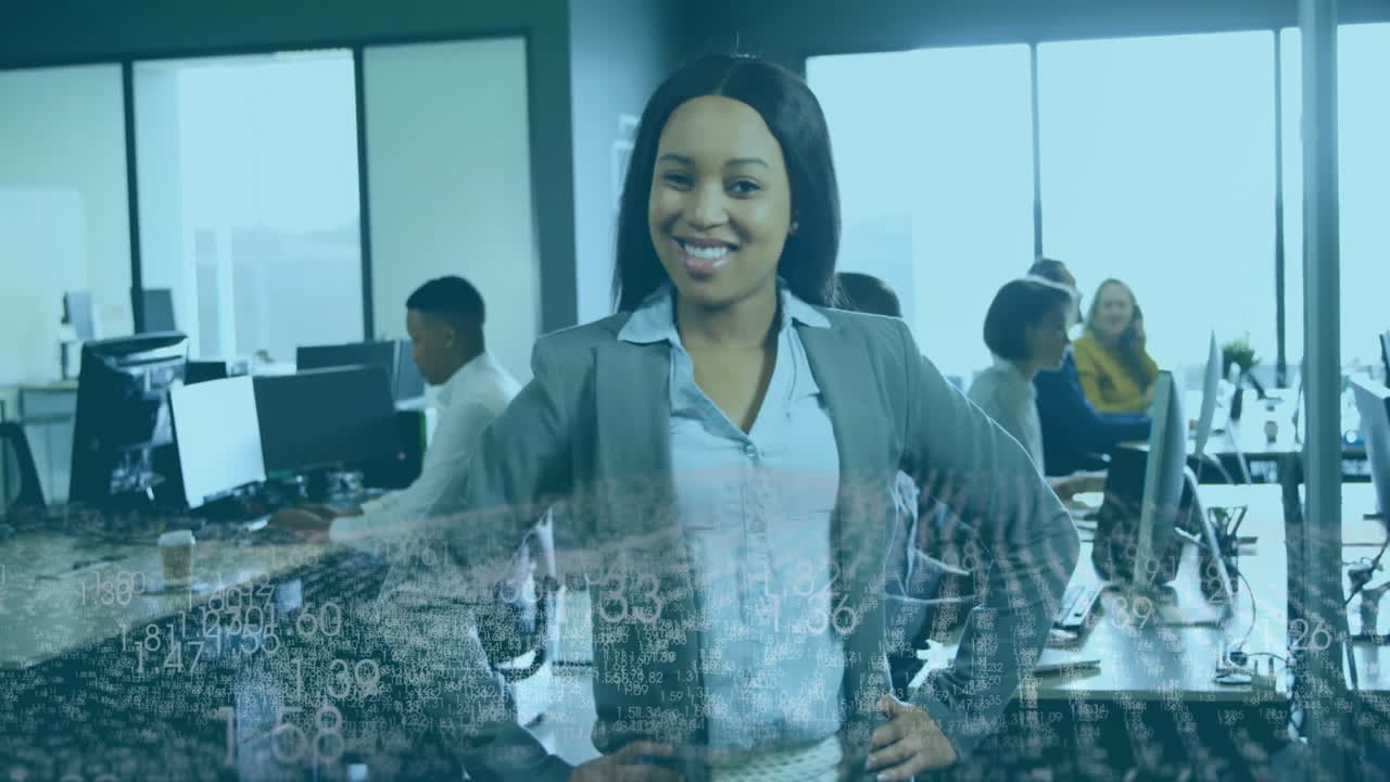 Donna professionista sorridente in ufficio, con animazione di dati finanziari sovrapposta.