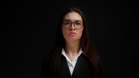 mujer de negocios agresiva rasgándose el cabello en la cabeza, fondo negro