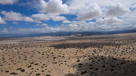 drone disparado volando a través del desierto de tatón en catamarca, argentina mientras vuela más alto