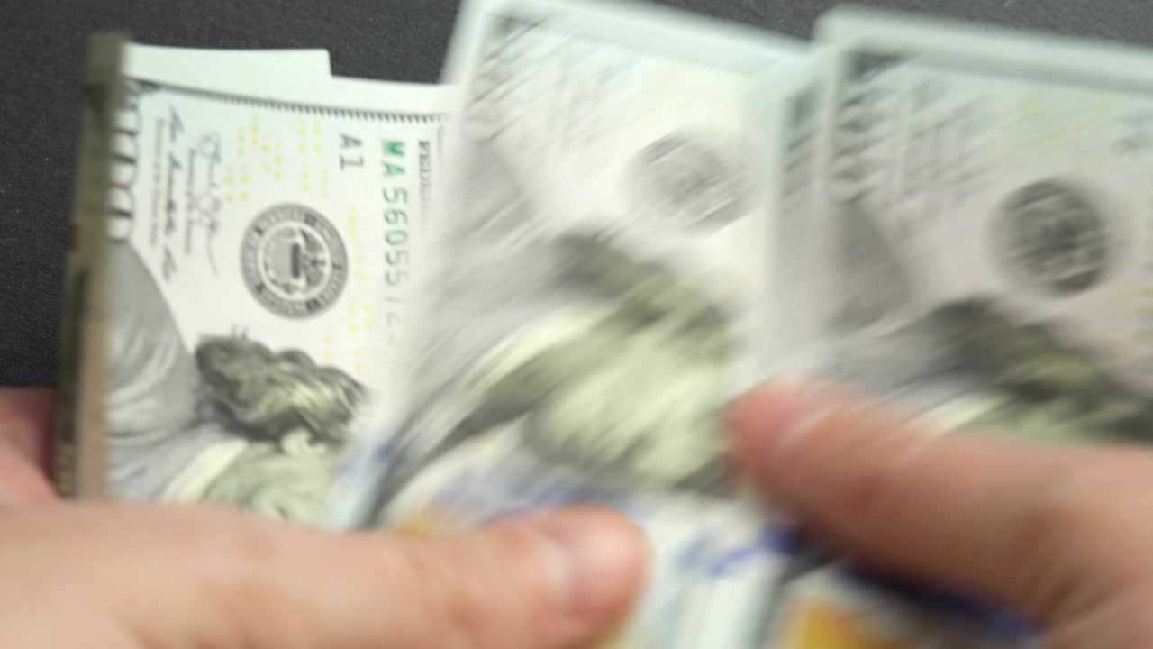 las manos vuelven a contar dólares estadounidenses, 100 dólares estadounidenses contando. concepto uso de dinero moneda, mercados financieros