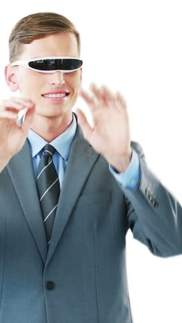 hombre de negocios con gafas de video virtuales usando una pantalla digital