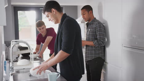 Gruppe-Männlicher-College-Studenten-In-Der-Gemeinschaftsküche,-Die-Zusammen-Rumhängen