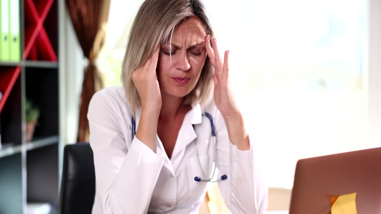 Medico stressato con mal di testa