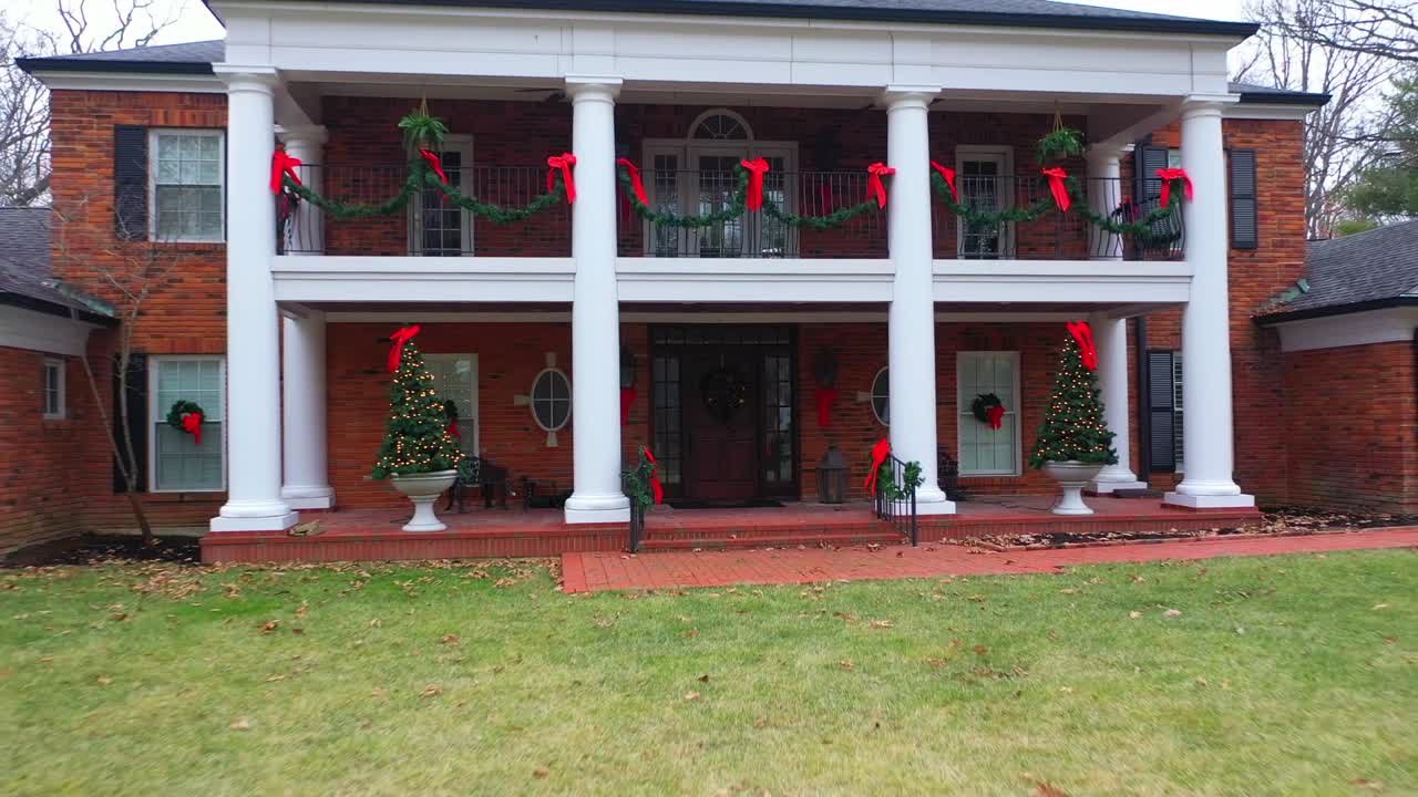 버려진 유령 도시에 기둥이 있는 버려진 19세기 궁전