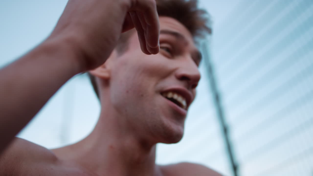 운동장 에서 운동 을 한 후 행복 한 기분 을 느끼는 피곤 한 남자