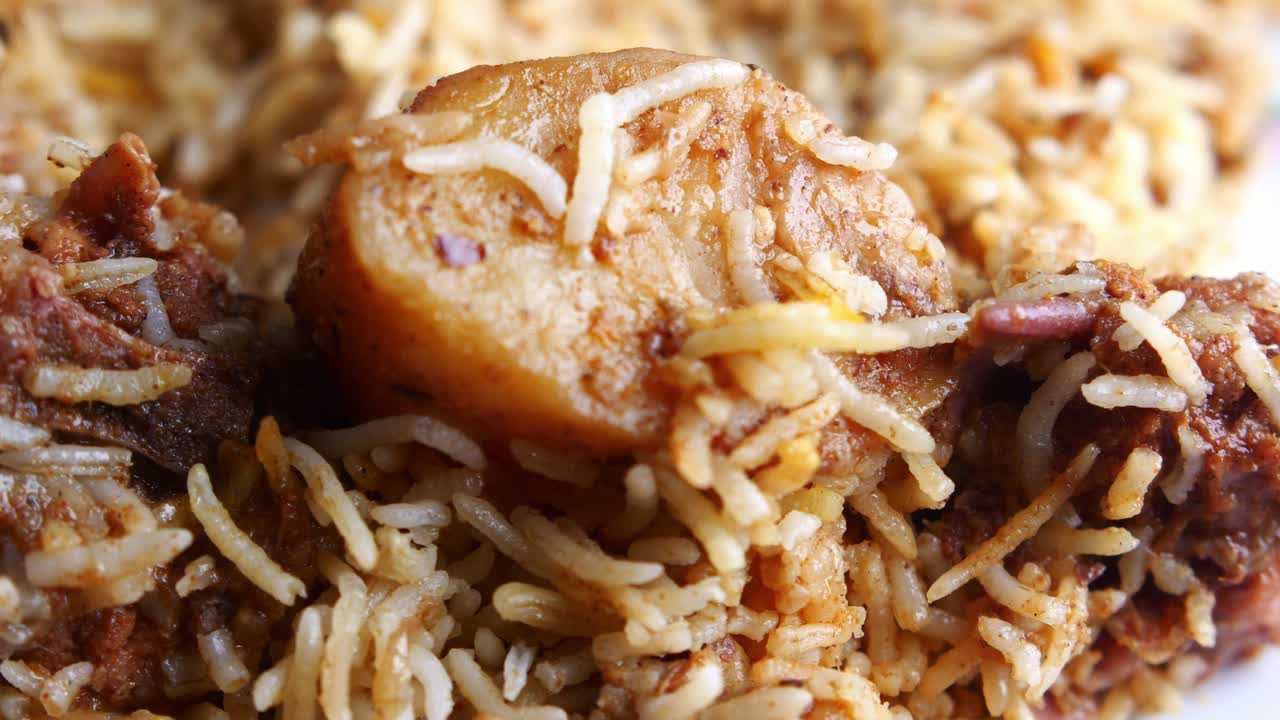 vista de cerca de un plato de biryani