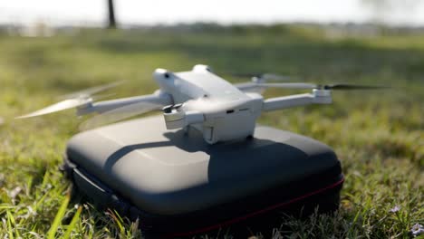 pequeño dron arrancando y despegando