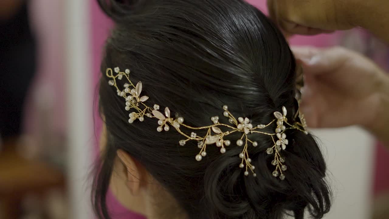 결혼식 전에 신부 머리에 티아라