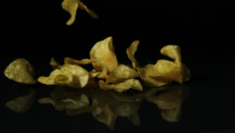 chips que caen en una superficie negra