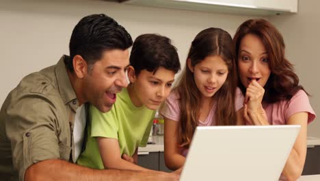 Eltern-Benutzen-Laptop-Mit-Ihren-Süßen-Kindern