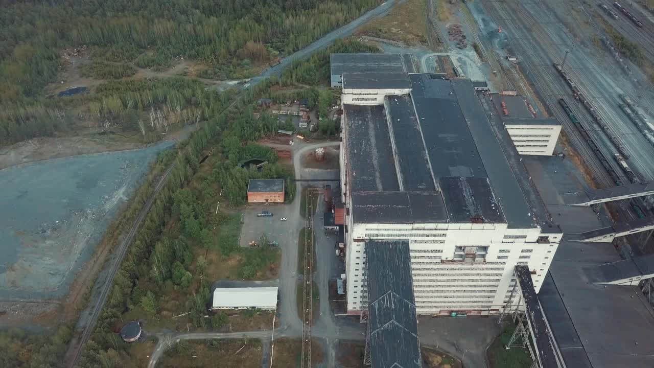 vista aérea de un complejo industrial, posiblemente un depósito minero.
