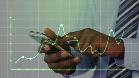 animación de puntos en gráfico y patrón de cuadrícula sobre hombre de negocios afroamericano usando teléfono celular