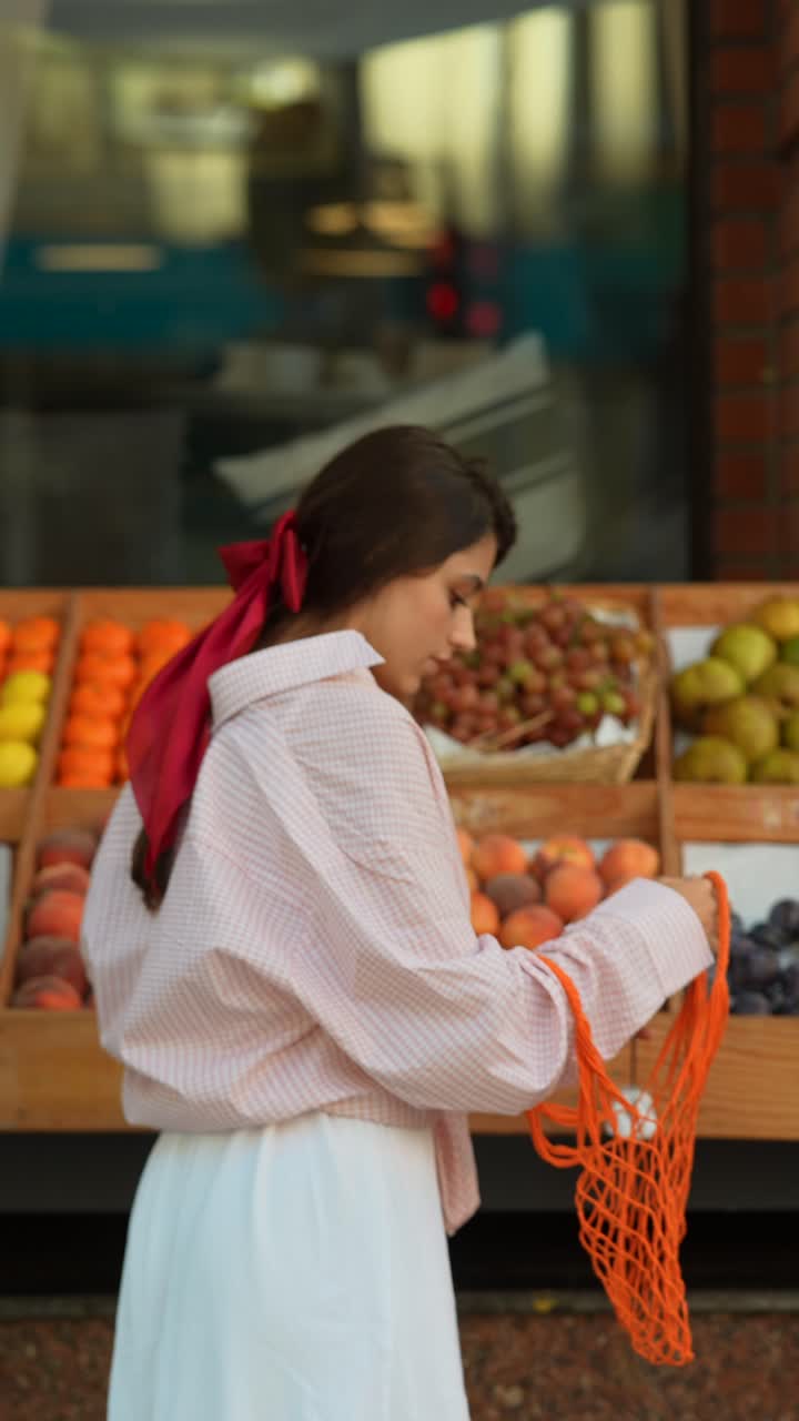 mujer comprando frutas en un mercado de agricultores
