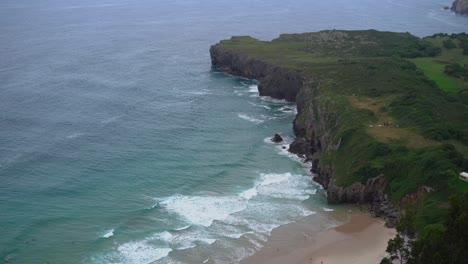 Tranquilas-Olas-Rompiendo-En-Los-Acantilados-De-Pandon-Point-En-Ballota-Beach,-España