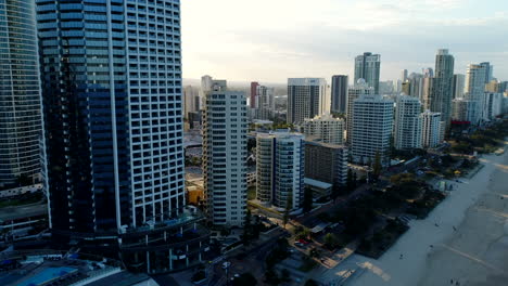 Surfers-Paradise-Drone-Edificios-Y-Playa