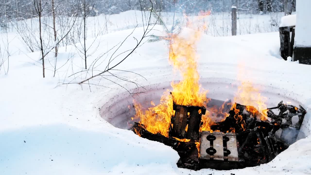눈 구이에서 나무를 태우고