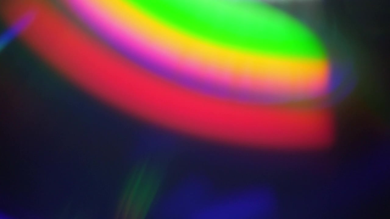 Dynamische Regenbogen Light Leaks und Lens Flares auf schwarzem Hintergrund