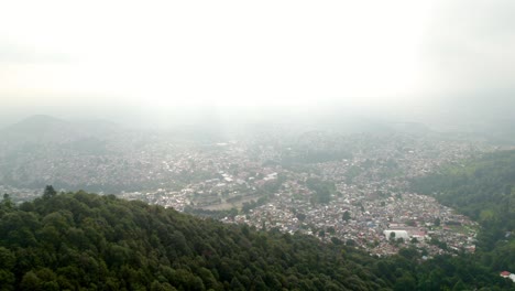 toma de drones de la ciudad de méxico desde south forest park durante una hora muy contaminada