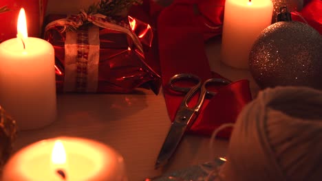 Weihnachtshintergrund-Mit-Kerzen,-Geschenken,-Einer-Schere-Und-Verpackungsausrüstung