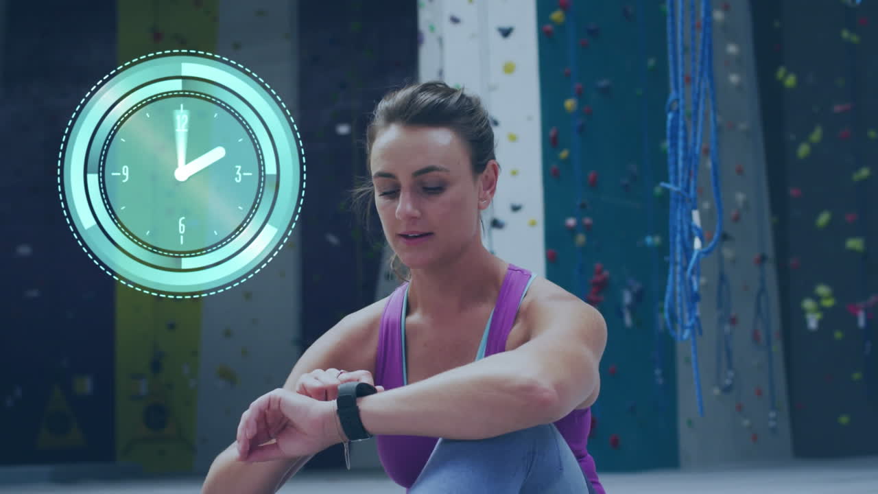 animación de reloj y procesamiento de datos sobre mujer caucásica escalando pared