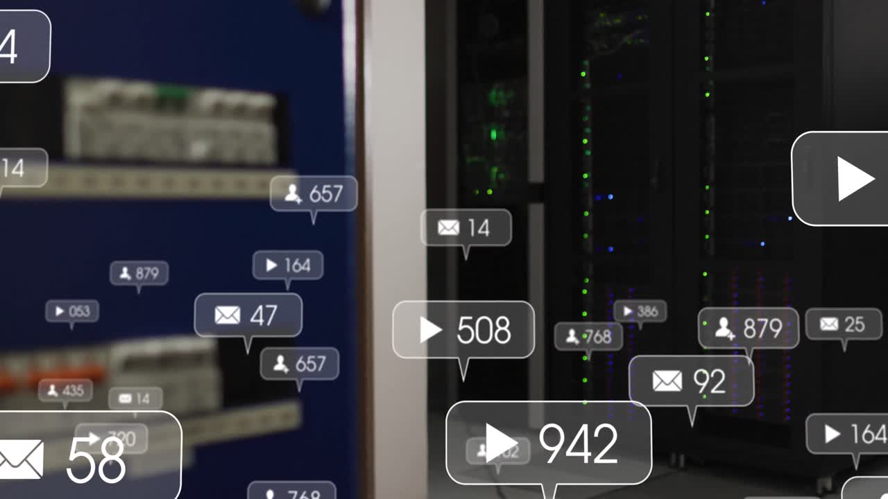 animación de múltiples iconos de redes sociales contra la sala del servidor de la computadora.
