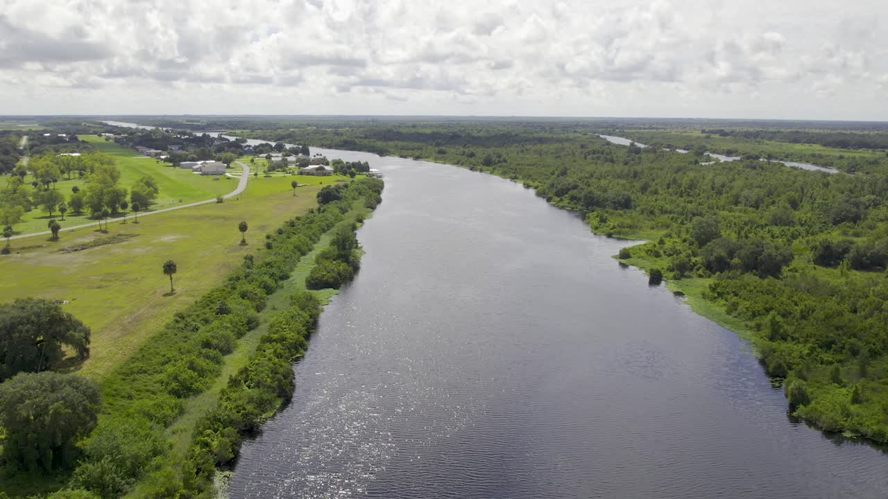 vista aérea de un río en las tierras de cultivo de florida que está conectado con el lago okeechobee