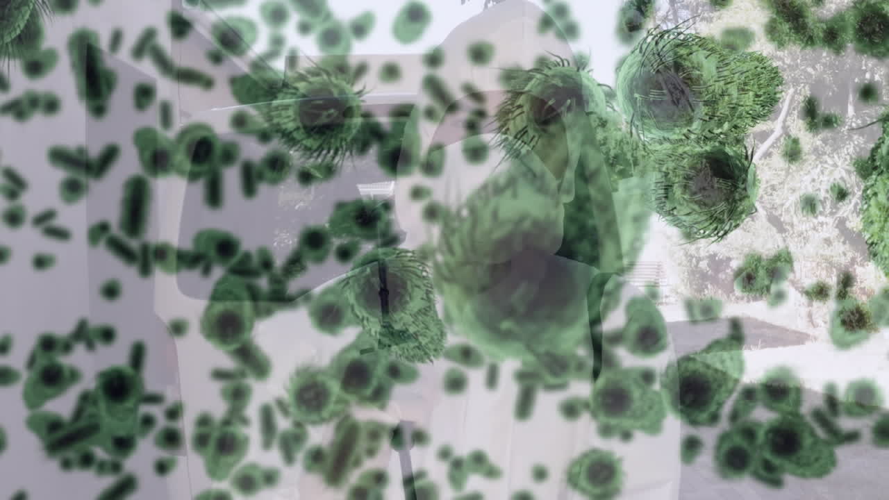 múltiples células de covid-19 contra el trabajador de la salud masculino que usa ropa de protección rociando desinfectante