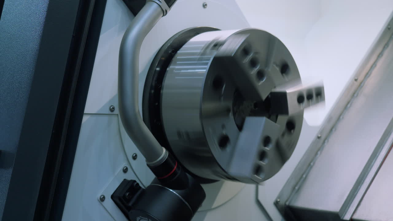 tornio a cnc in funzione