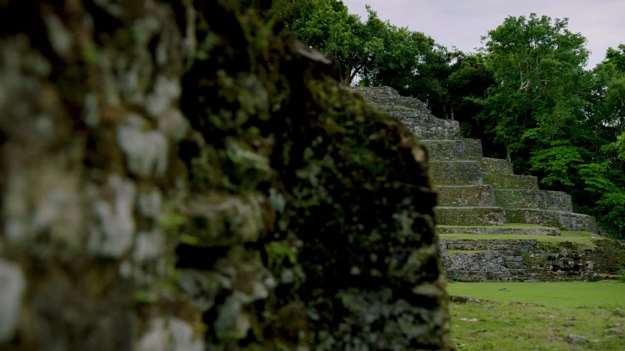 las ruinas mayas de lamanai de belice se ven desde una corta distancia