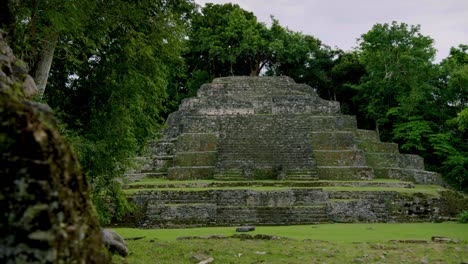 las ruinas mayas de lamanai de belice se ven desde una corta distancia