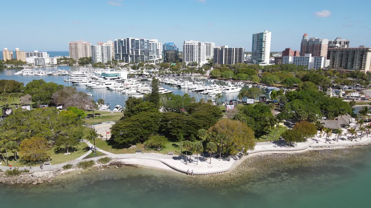 플로리다 새러소타의 베이프론트 공원에 있는 티키 바 공용 레스토랑 지역