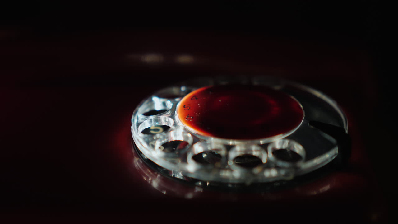 장갑을 낀 손이 오래된 복고풍 전화 4k 비디오 33에서 전화를 겁니다.