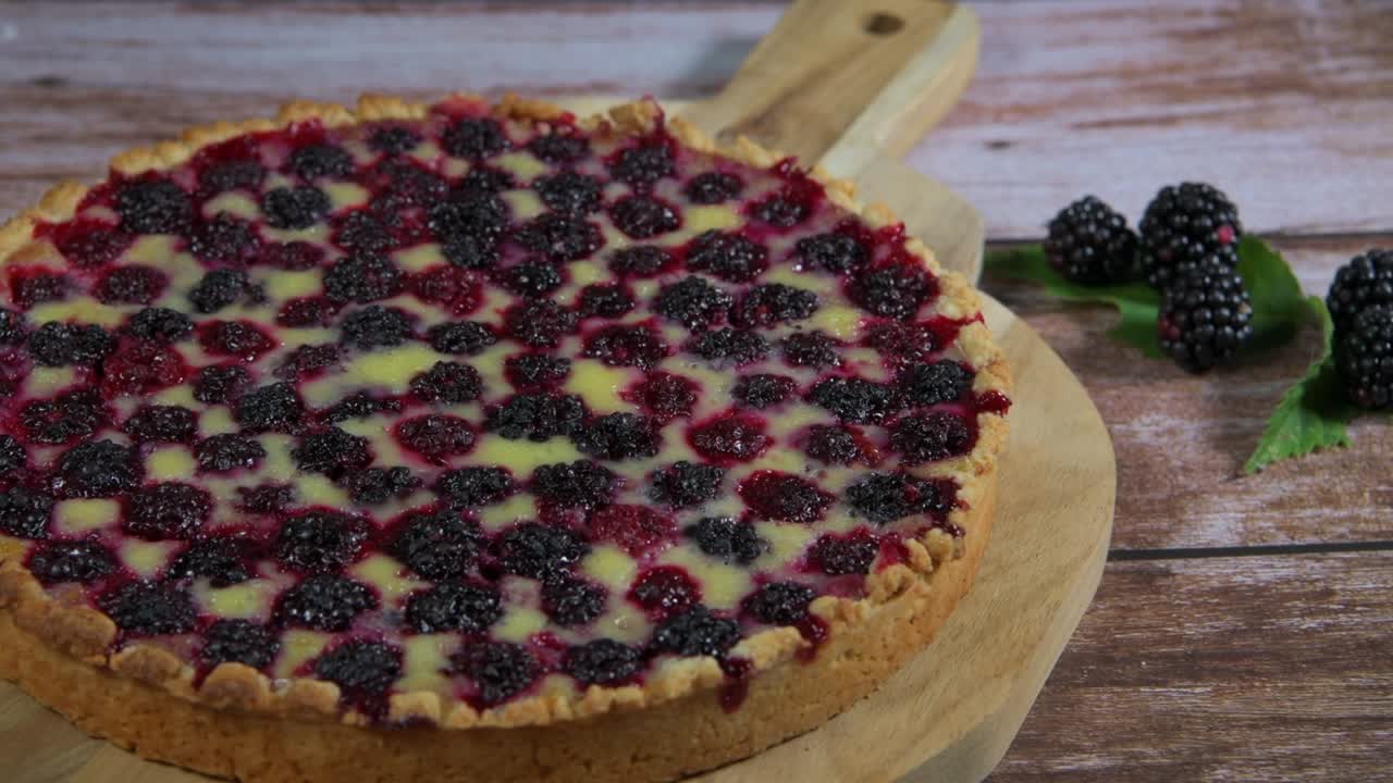 un primer plano de pastel casero con moras.